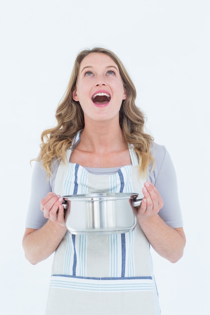 Szczęśliwy czytelnik gotujący w kuchni